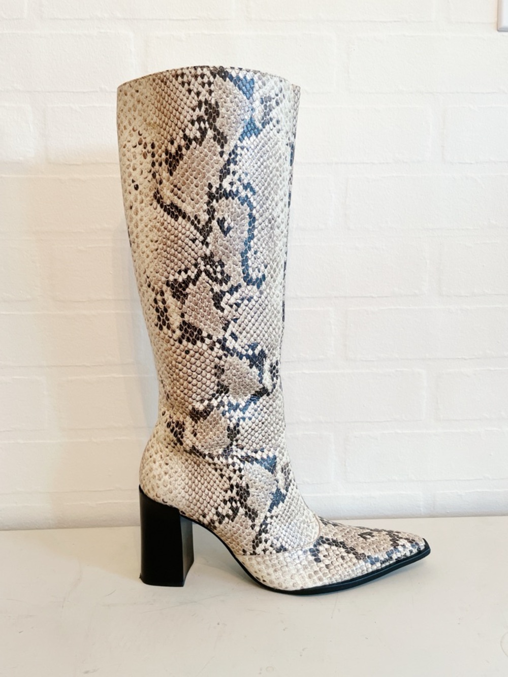 Schutz Women's Raffaela Zip Up Boots Embossed Snakeskin leather pointed toe 8.5